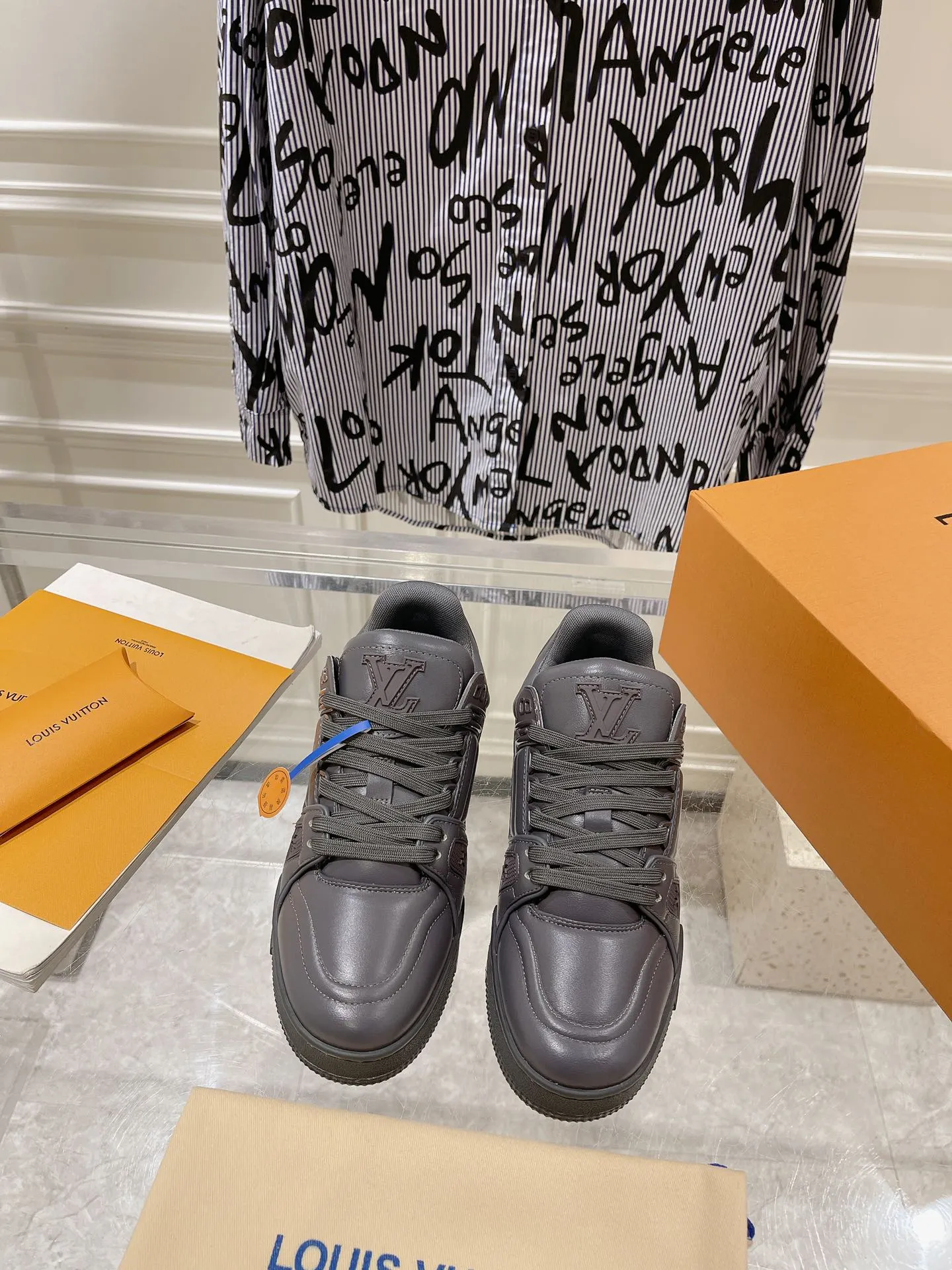 👟👟Ex-factory price 840👟👟 Top version #couple style 2024 hot LV 𝘁𝗿𝗮𝗶𝗻𝗲𝗿 series of the latest couple style sneakers, the quality has been upgraded again, the details are awesome, it just doesn’t look too good! The model was sold out immediately within ten minutes of the official website going on sale. TPU outsole, mold fee is 2w+. The texture is comparable to the original version. The feet are made of polymeter micro-material and breathable British mesh. The details are the same as the original version. Please pay attention to distinguish the currency materials on the market. Size: Female 35-39, Male 39-45M